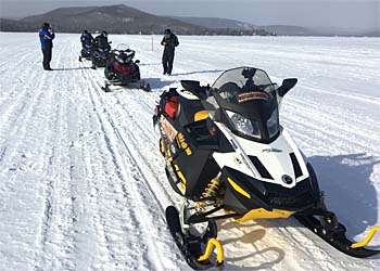 Sentier de motoneige sur lac gelé