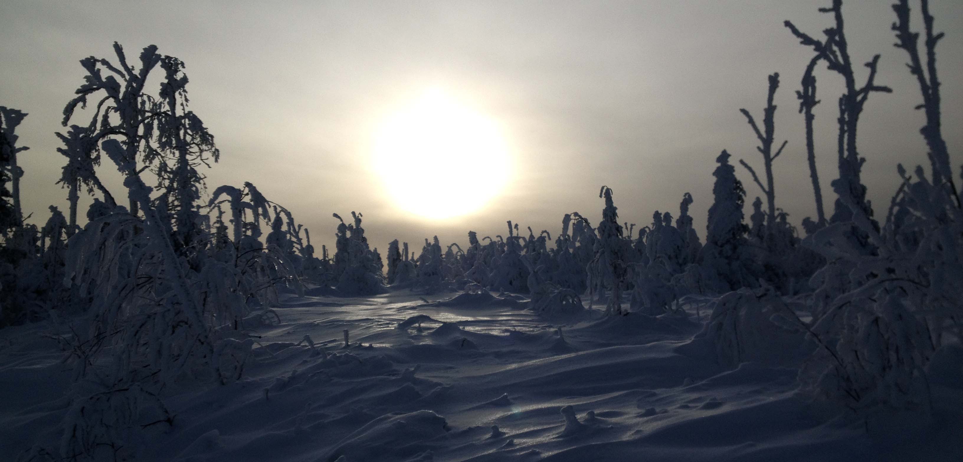 Motoneige dans un paysage lunaire