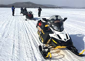 Sentier de motoneige sur le lac