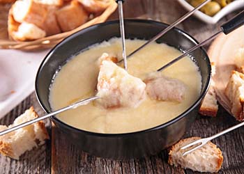 Authentique fondue suisse avec vin blanc